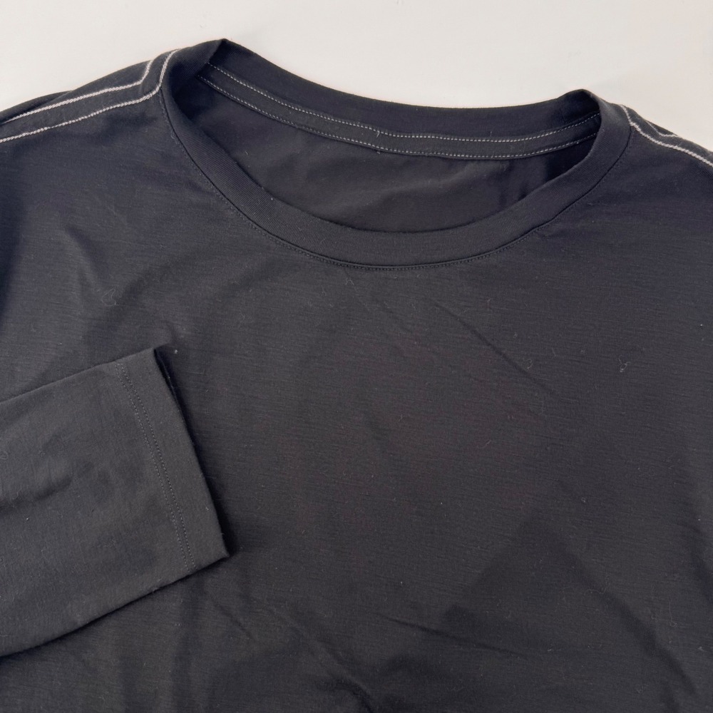 Vuori Long Sleeve Tee Men Medium Black Performance Activewear Crew Neck